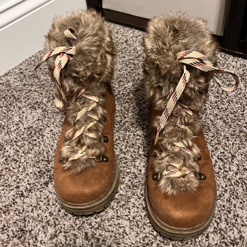 EUC fur trimmed hiking boots. Universal Thread brand, Size 6.